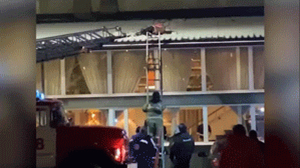Женщина выжила после падения с балкона на крышу ресторана