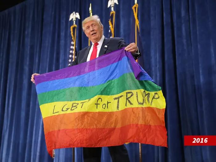 Дональд Трамп с радужным флагом, поддерживает ЛГБТ