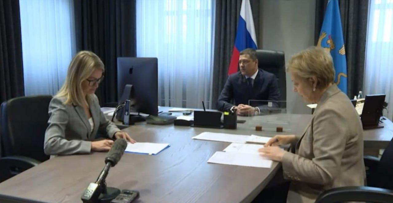 Губернатор Михаил Ведёрников, Псков, Apple