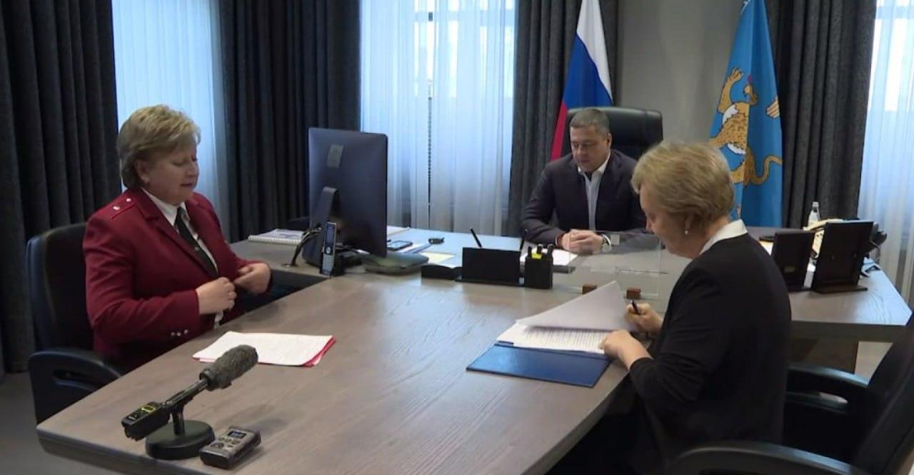 Губернатор Михаил Ведёрников, Псков, Apple