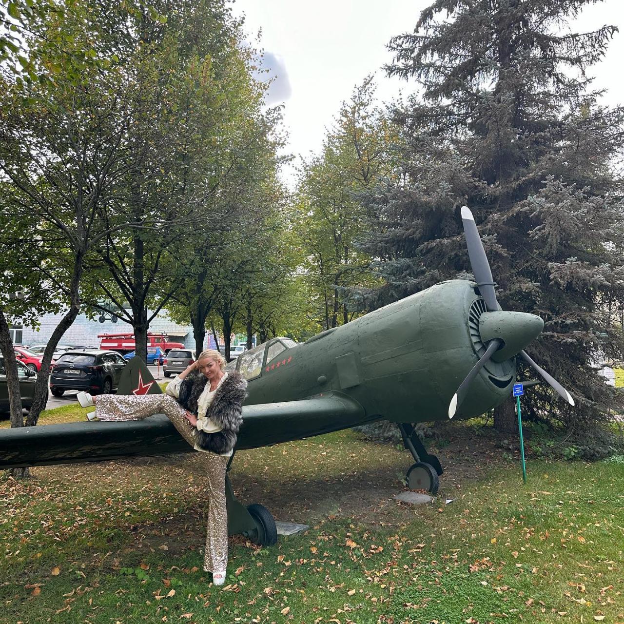 Анастасия Волочкова, шпагат, памятник