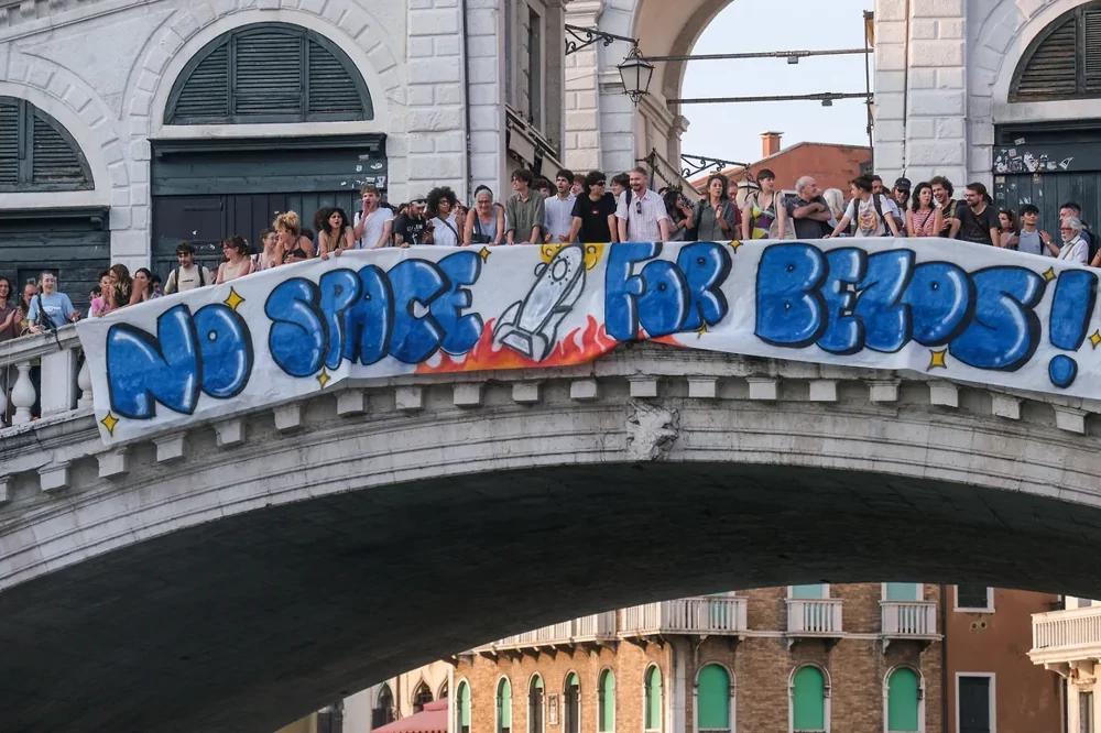 Протесты против Безоса