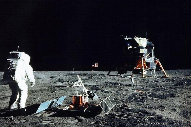 Получены фото лунного модуля американцев