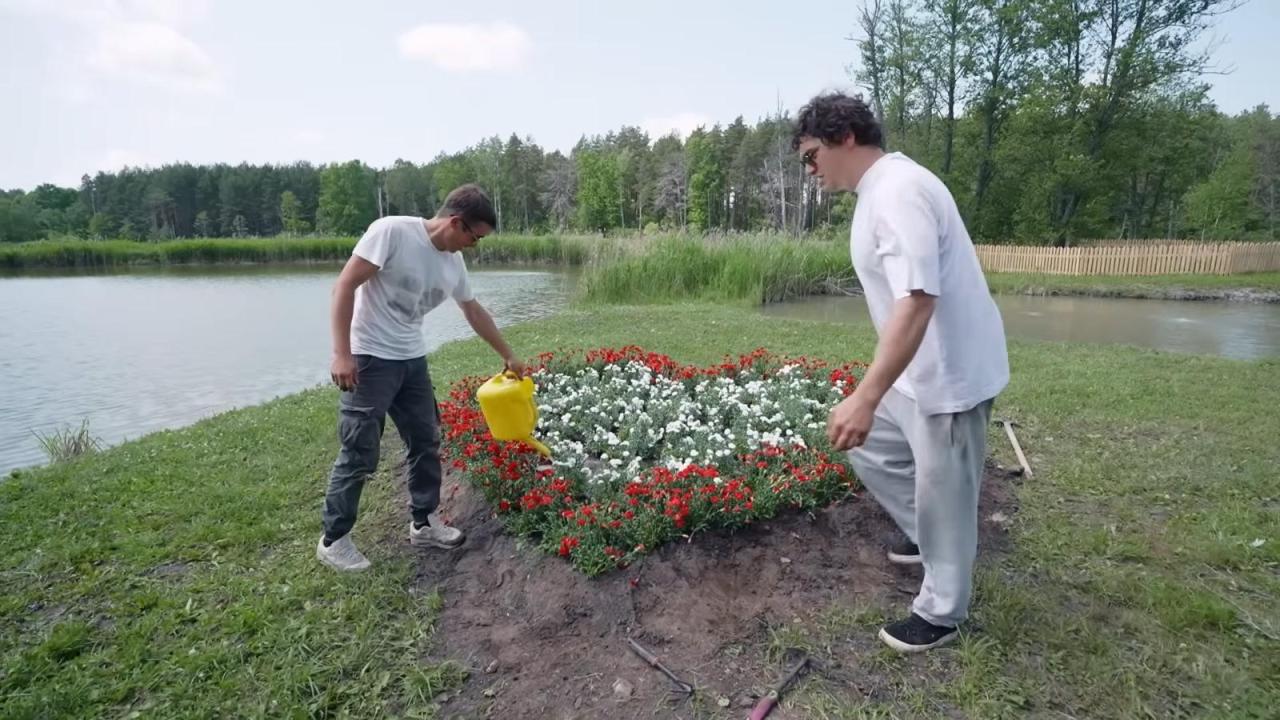 Филипп Бегак делает клумбу