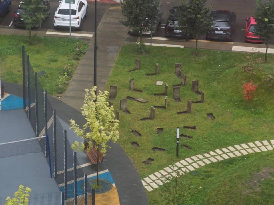 Кладбище во дворе