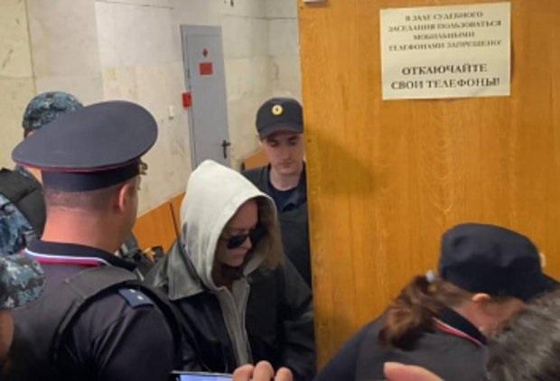 Аглая Тарасова в суде Аглая Тарасова в суде