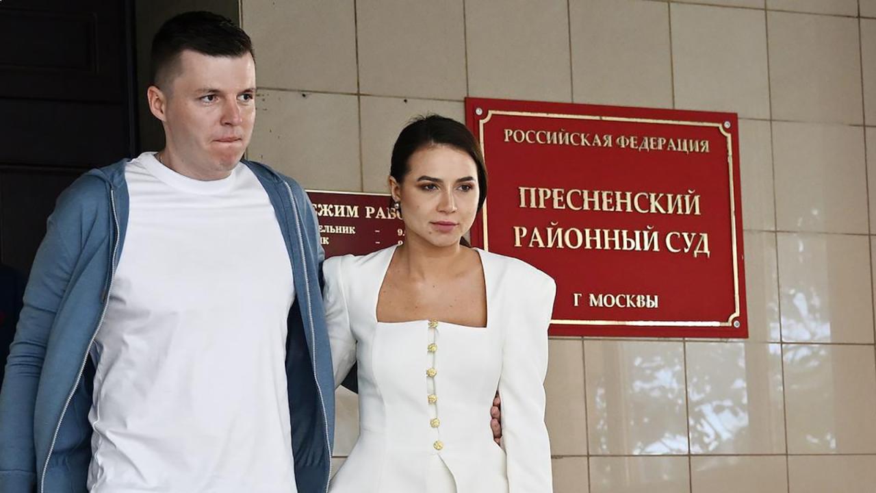 Валерия Чекалина, известная как Лерчек, с мужем в суде
