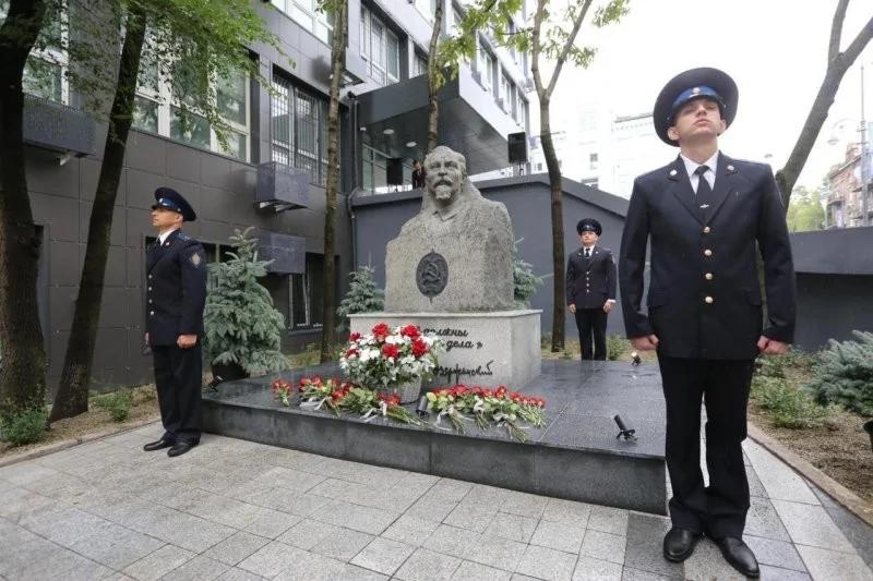 Памятник Феликсу Дзержинскому во Владивостоке