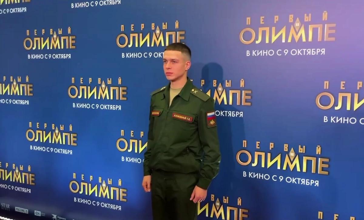 Пришел на премьеру в форме