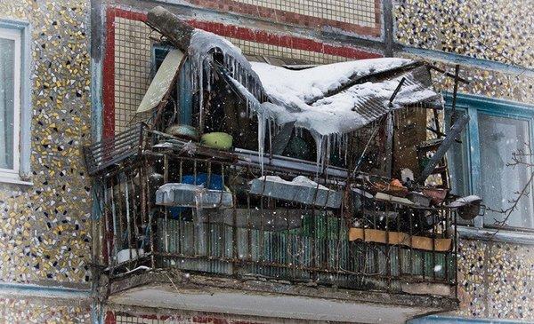 Захламлённый балкон