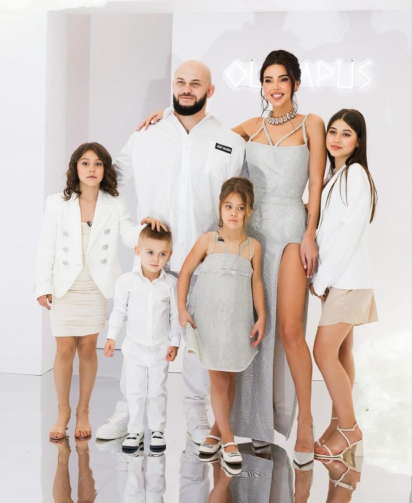 Оксана Самойлова и Джиган с детьми