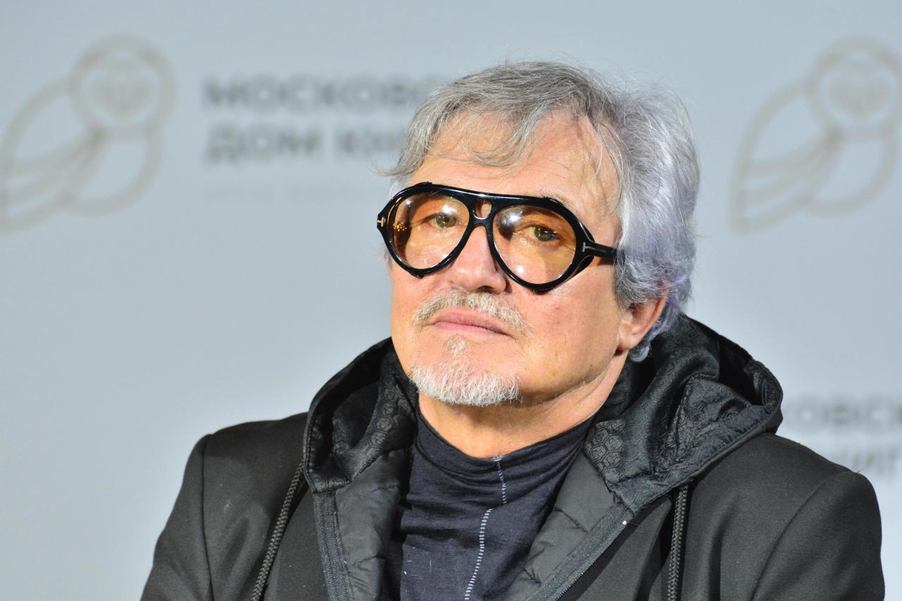 Возвращает себе фамилию