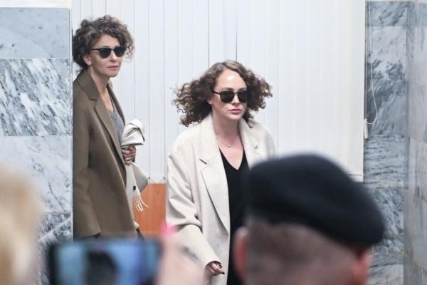 Аглая Тарасова и Ксения Раппопорт в суде