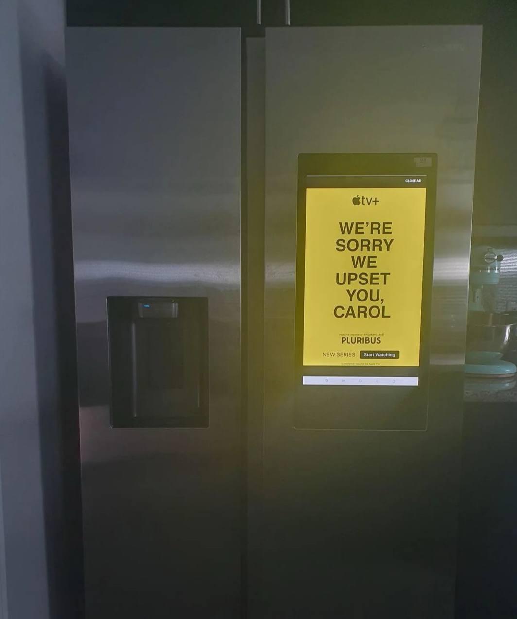 Реклама на холодильнике Samsung