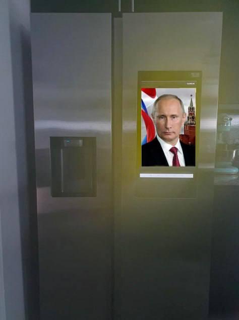 Реклама на холодильнике Samsung