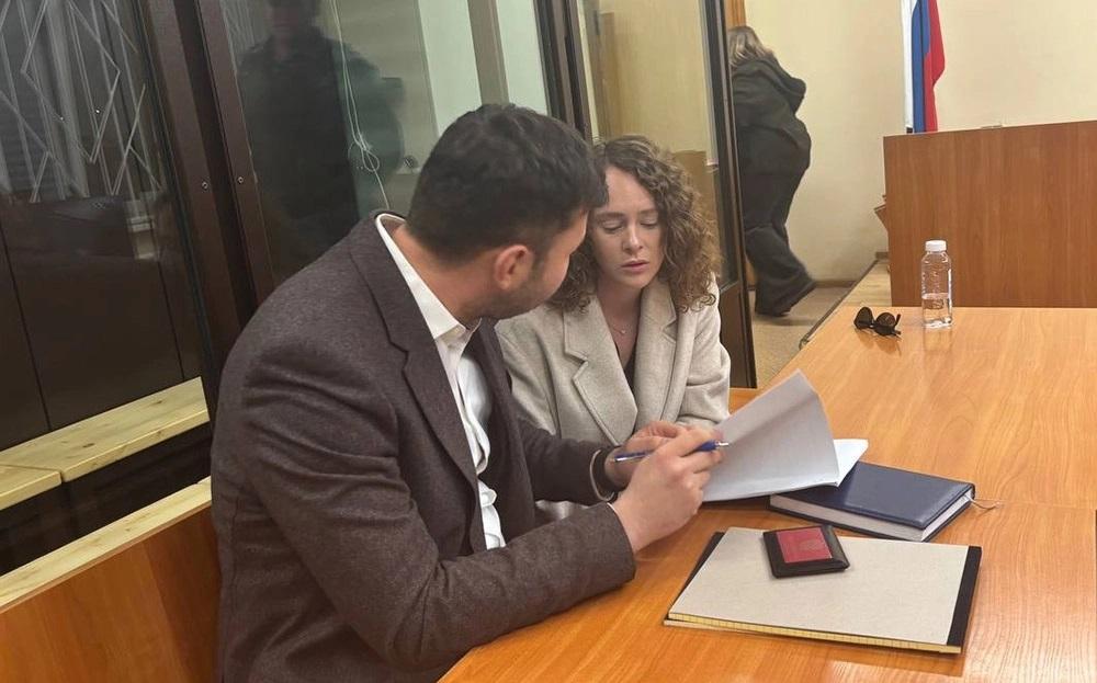 Аглая Тарасова с адвокатом в суде