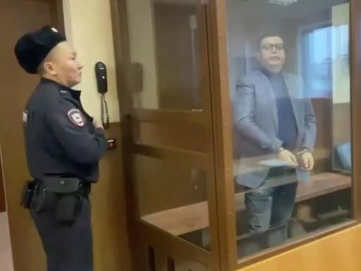 Михаил Минаев слушает приговор