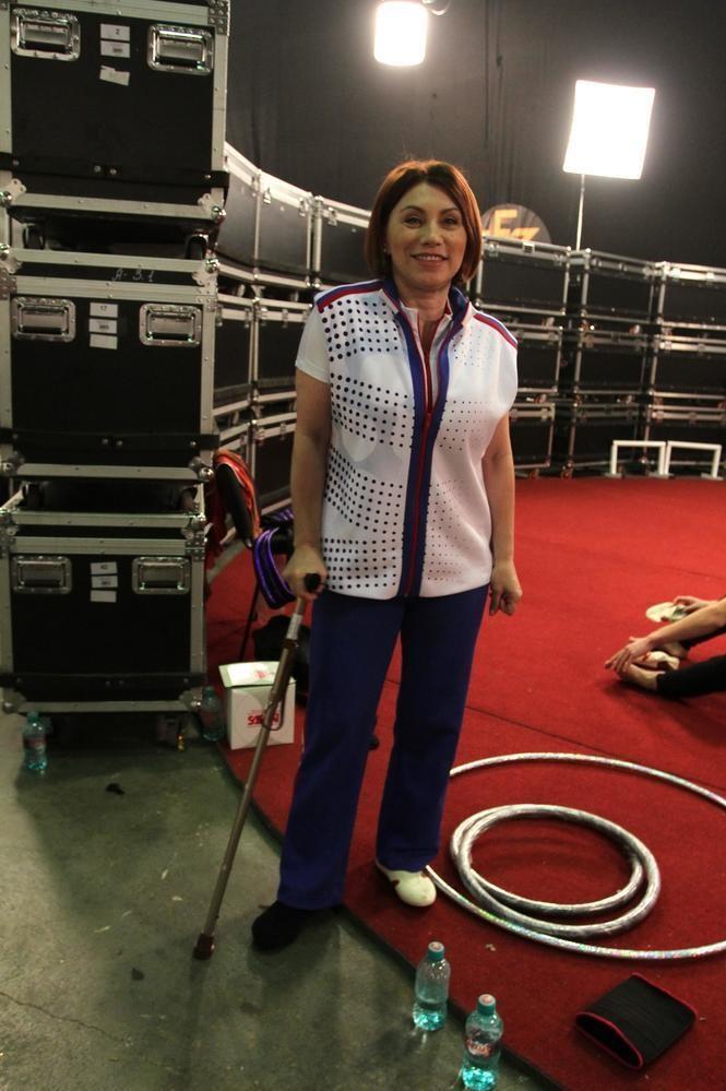 Роза Сябитова с костылём