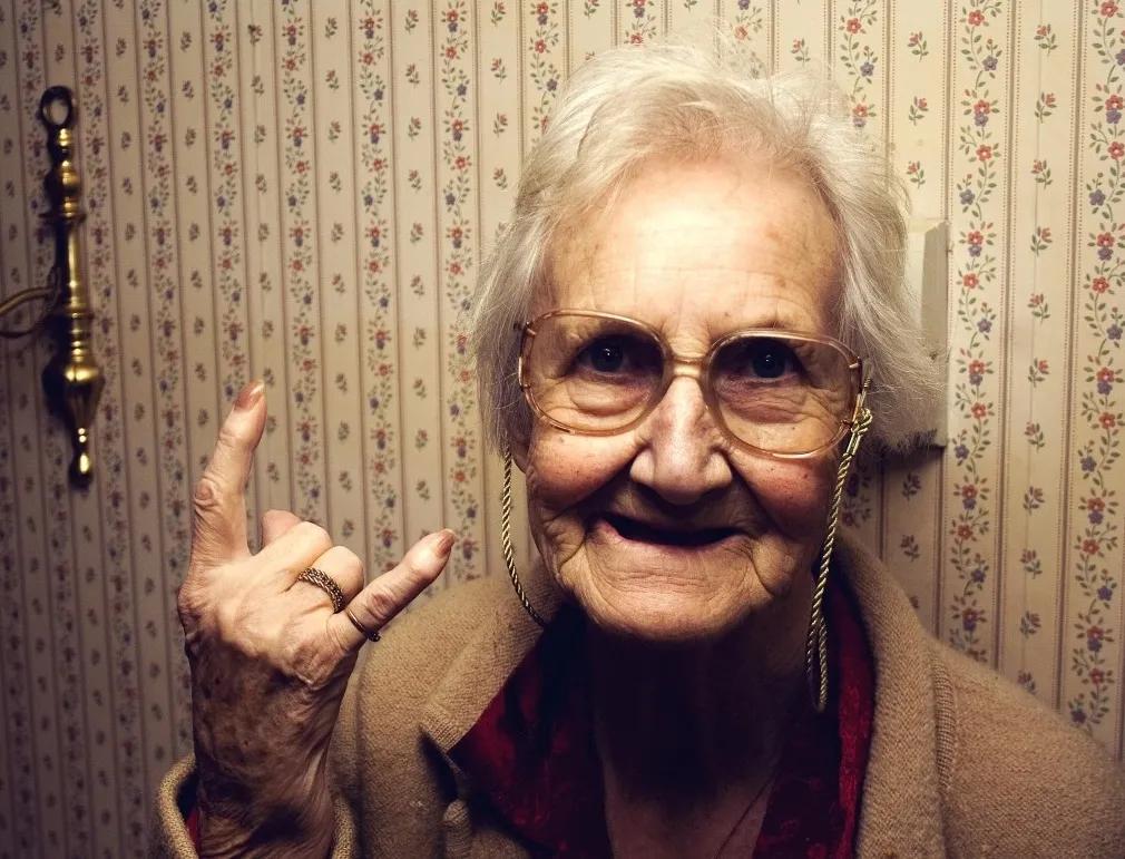 Довольная бабка