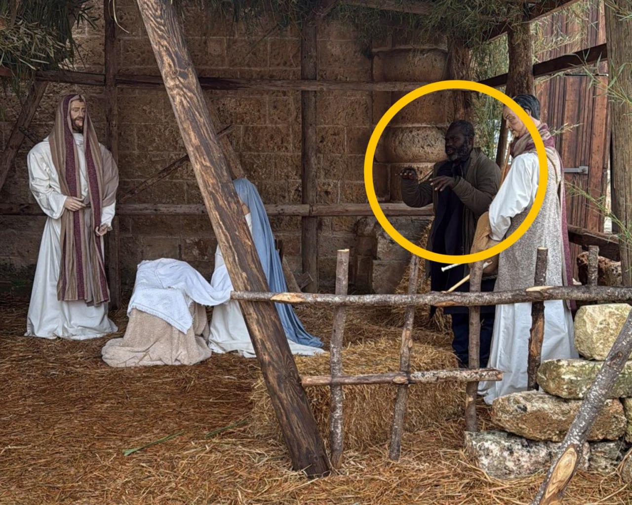 Притворился скульптурой