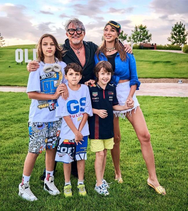 Дмитрий Дибров и Полина Диброва с детьми