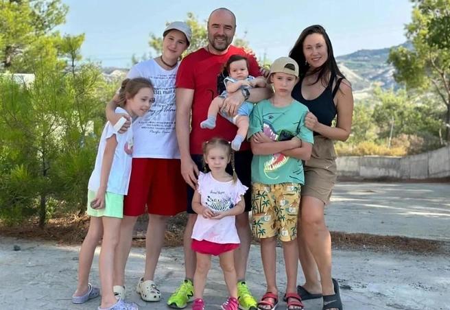 Роман Товстик и Елена Товстик с детьми