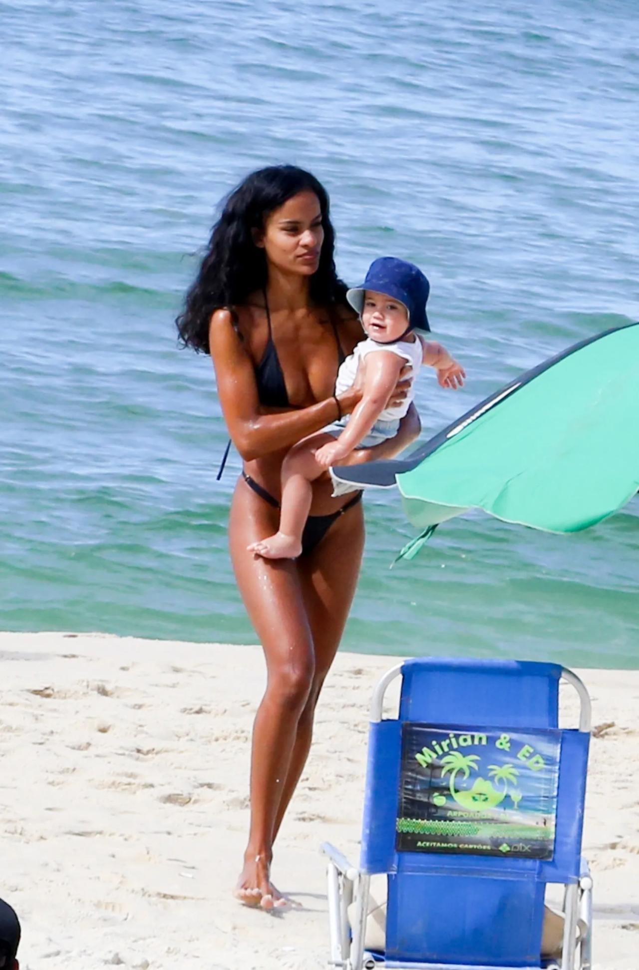 Нара Баптиста с ребёнком