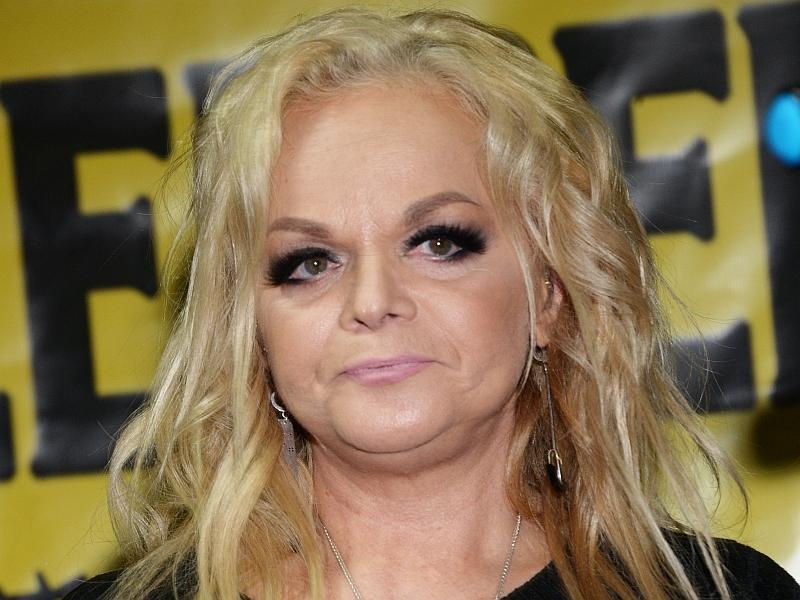 Так и не выехала