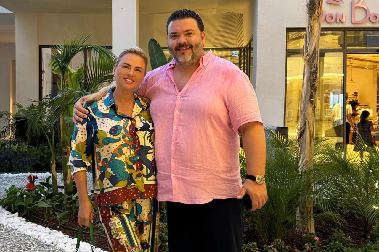 Пригласила своему парню девочек