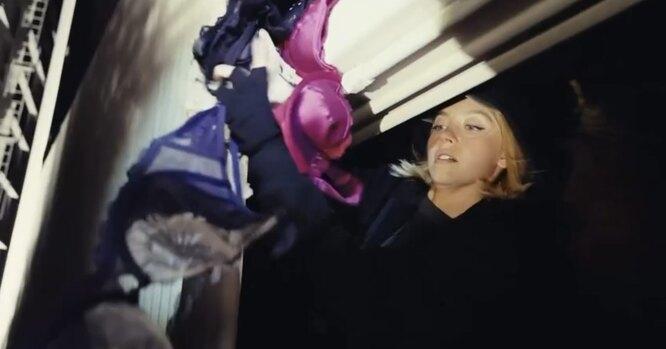 Сидни Суини развешивает лифчики