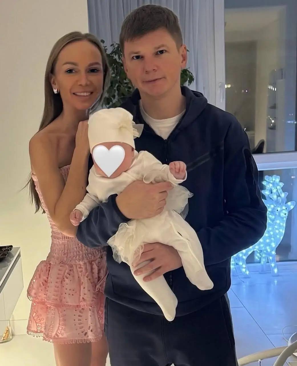 Андрей Аршавин и Анна Петрушина с ребёнком