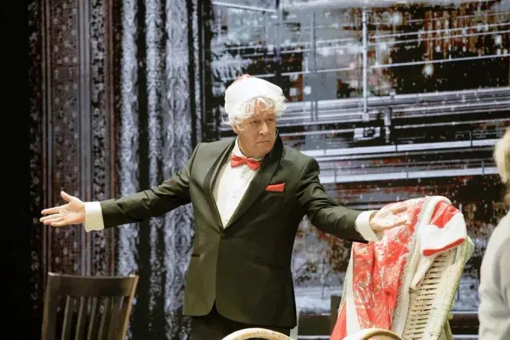 Михаил Ефремов снова на сцене