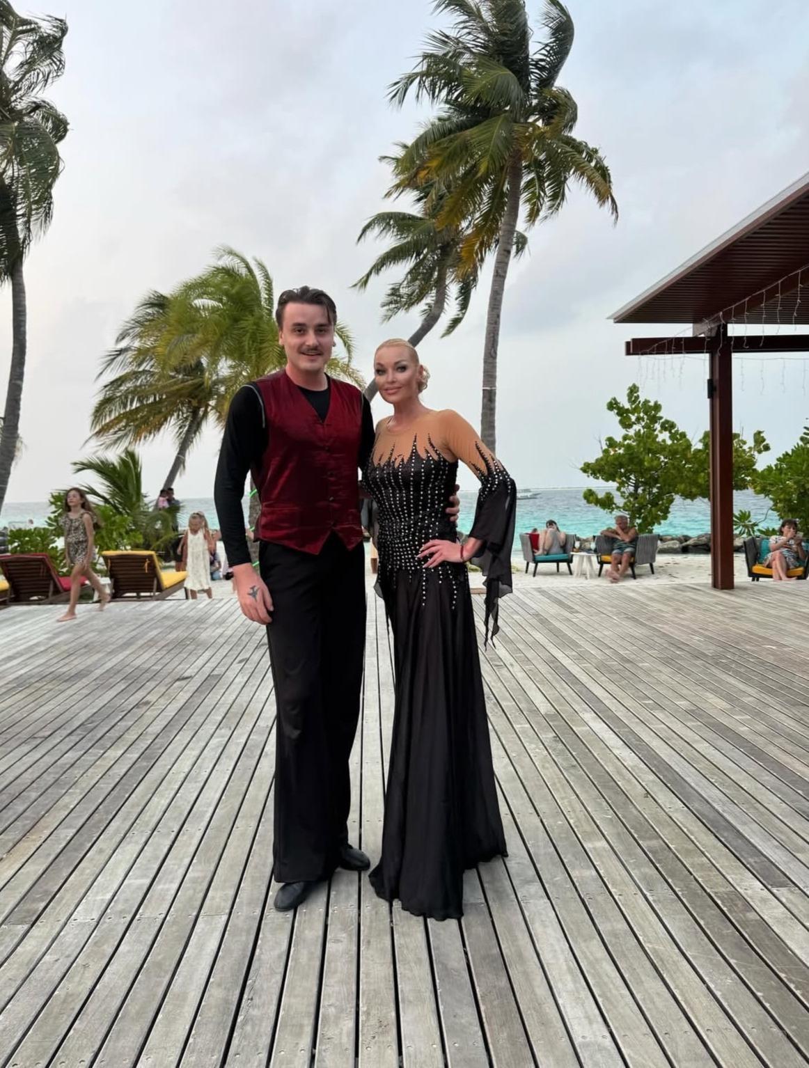 Анастасия Волочкова и Марчел Абаби, одеты не по сезону