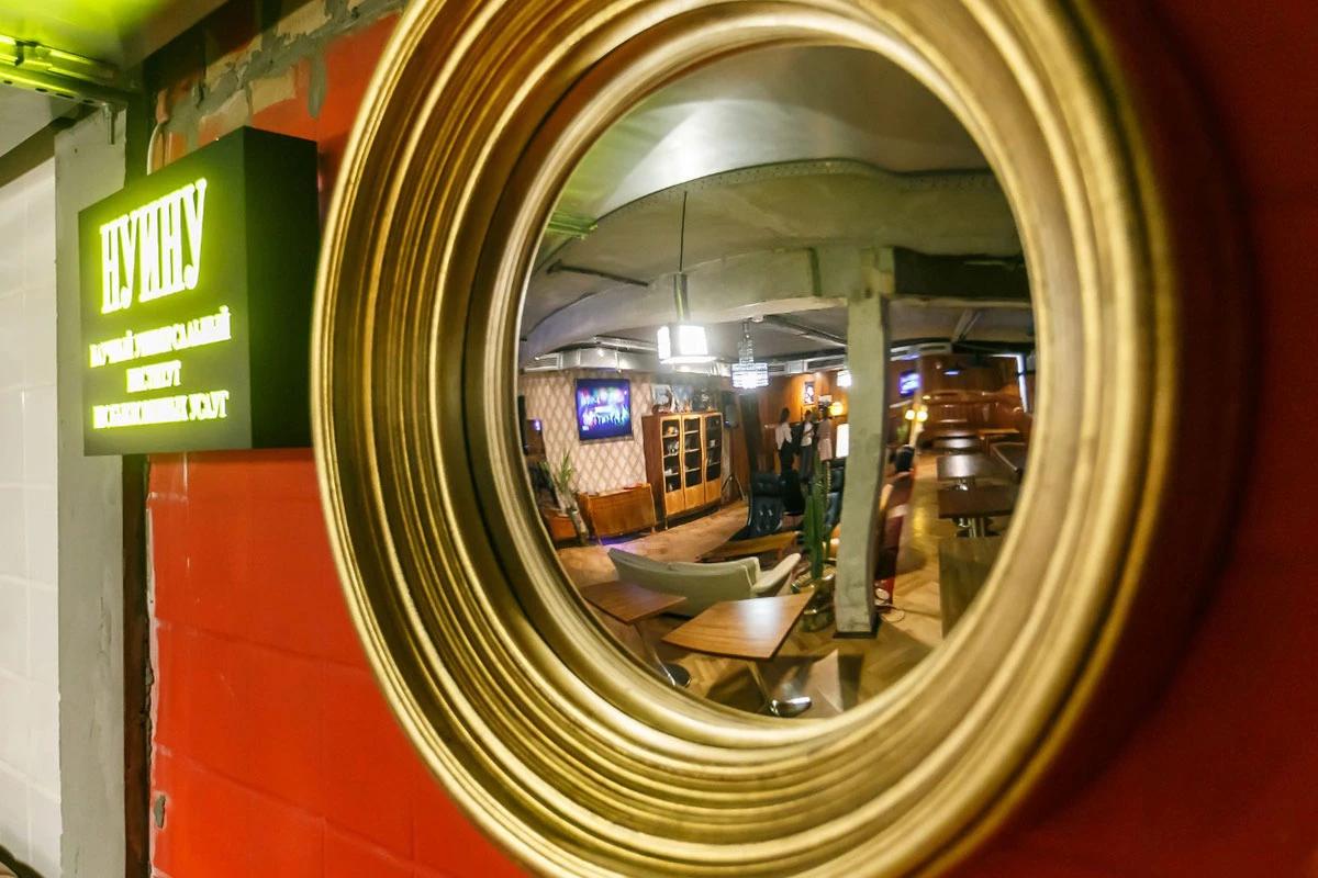 Знаменитая вывеска НУИНУ всё ещё на месте