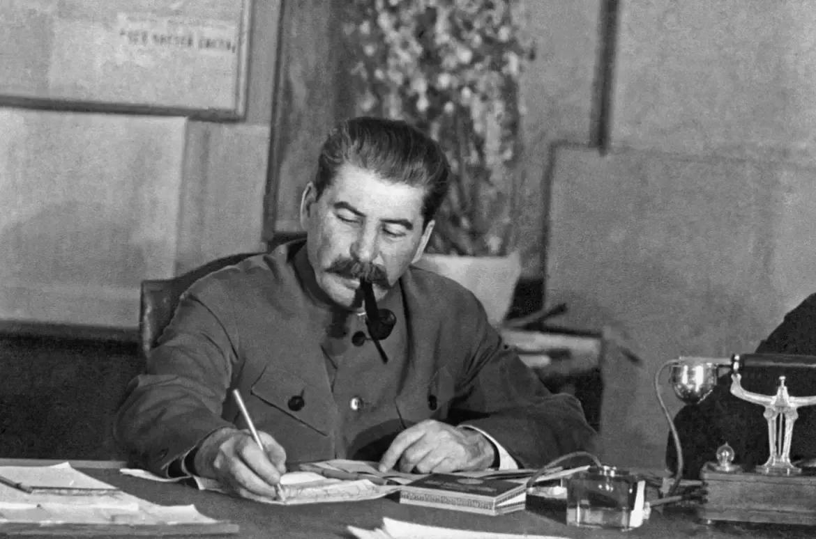 Знаменитое фото - Сталин за работой