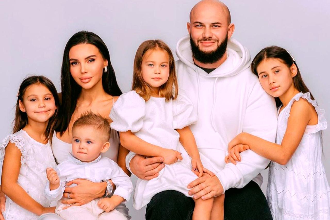 Сначала всё выглядело, как счастливая семья