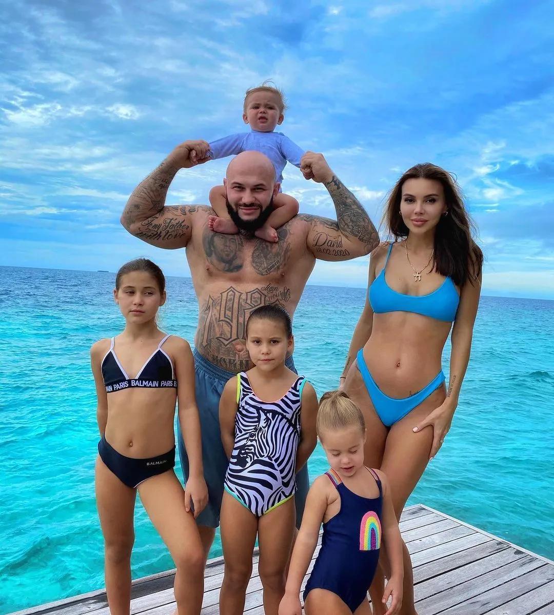 Они даже отдыхать ездили всегда семьей