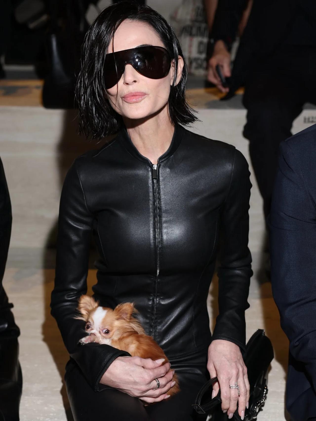 Чем-то смахивает на Майкла Джексона