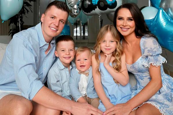 Валерия Чекалина с мужем и детьми