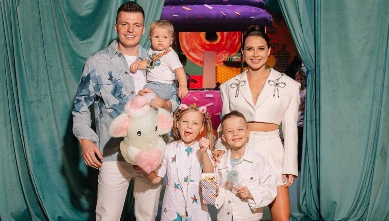 Валерия Чекалина с мужем и детьми