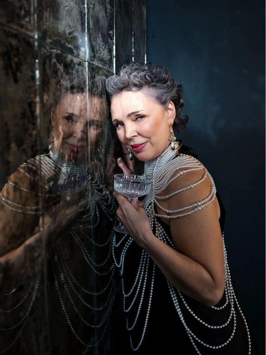 Елена Попова продолжает соблазнять