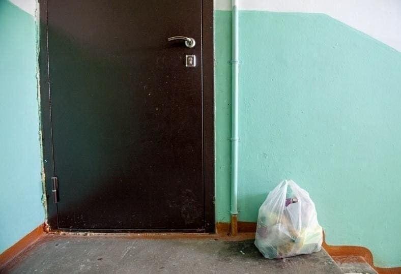 Пакет с мусором у двери