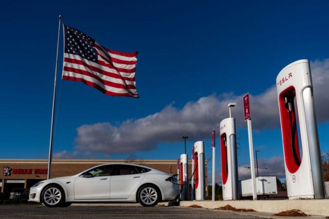 Зарядные станции Tesla стали привычным зрелищем на улицах