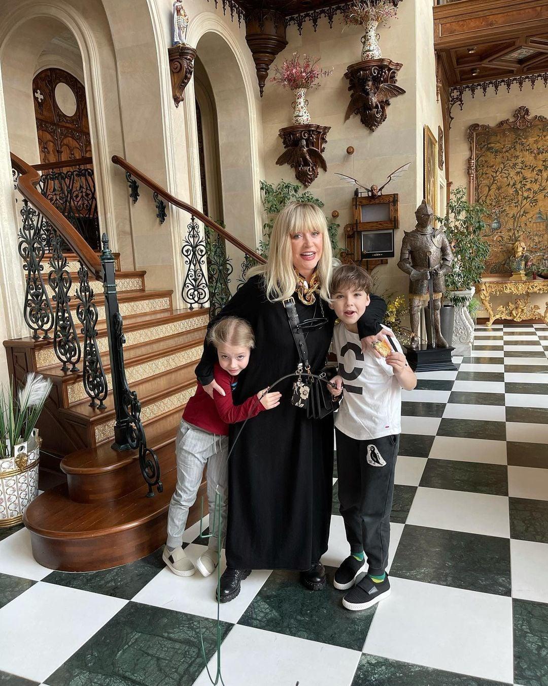 Алла Пугачёва в замке с детьми