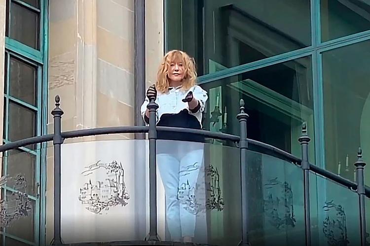 Алла Пугачева на балконе замка