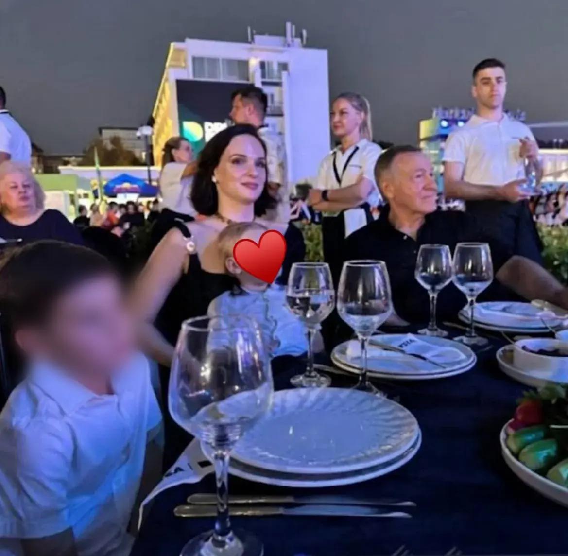 Араз Агаларов с юной возлюбленной и сыном