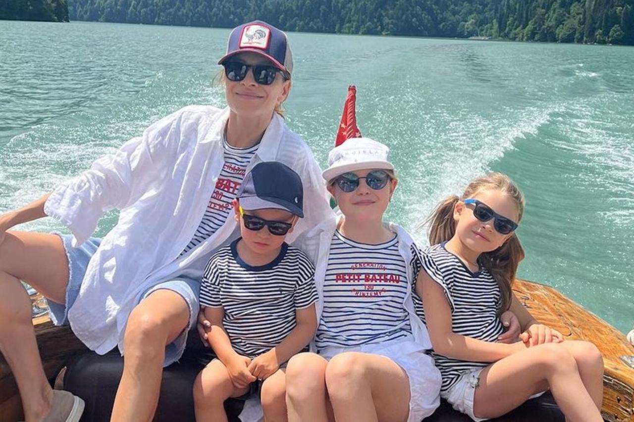 Елена Подкаминская с детьми