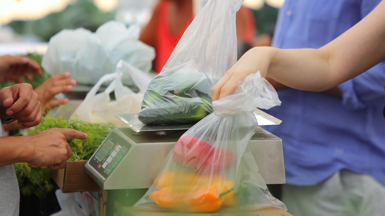 Обвешивает покупателя