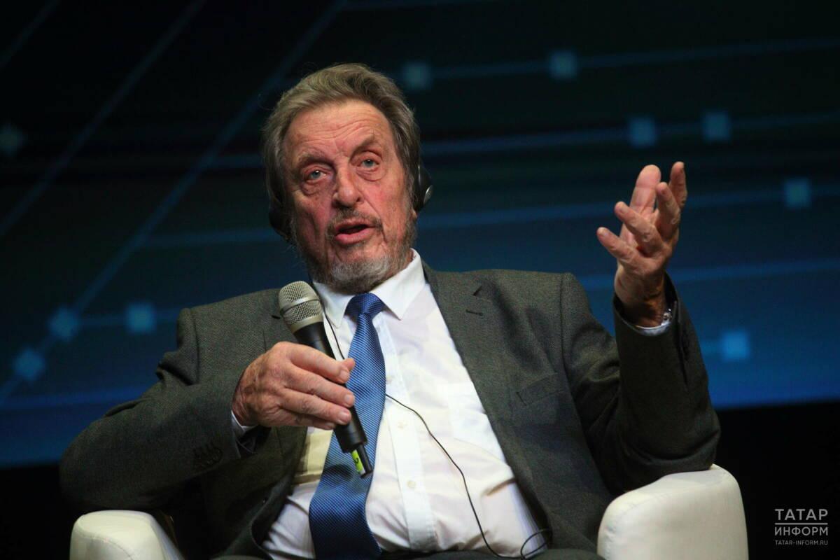 Эррол Маск снова в России