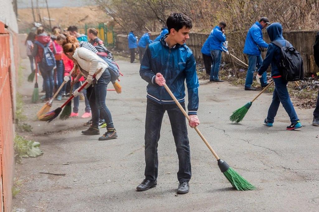 Школьники трудятся
